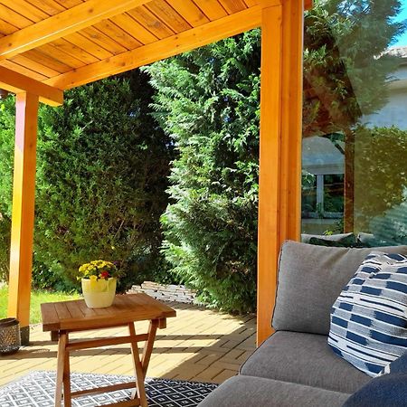 Canadian Style House With 3D Effect Pool Vinosady Kültér fotó