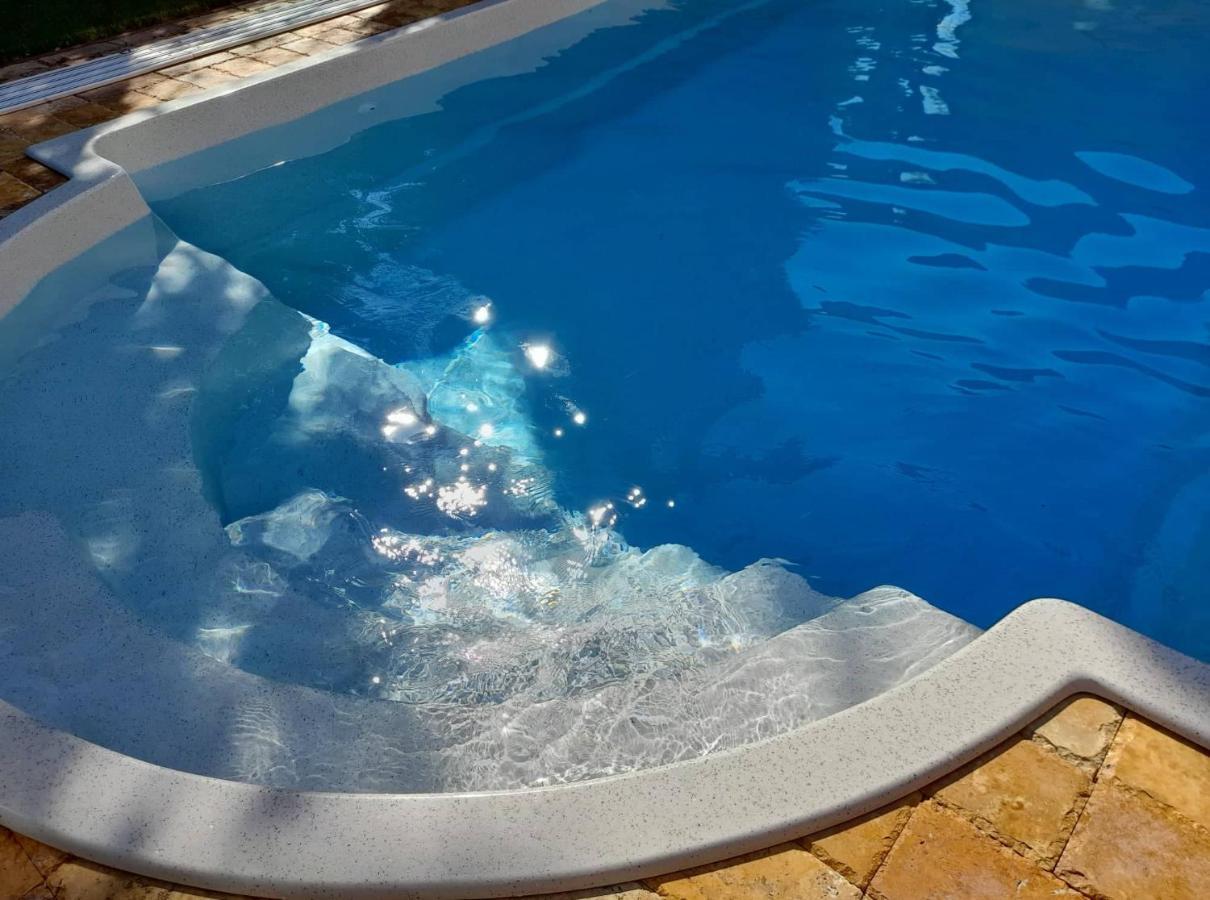 Canadian Style House With 3D Effect Pool Vinosady Kültér fotó