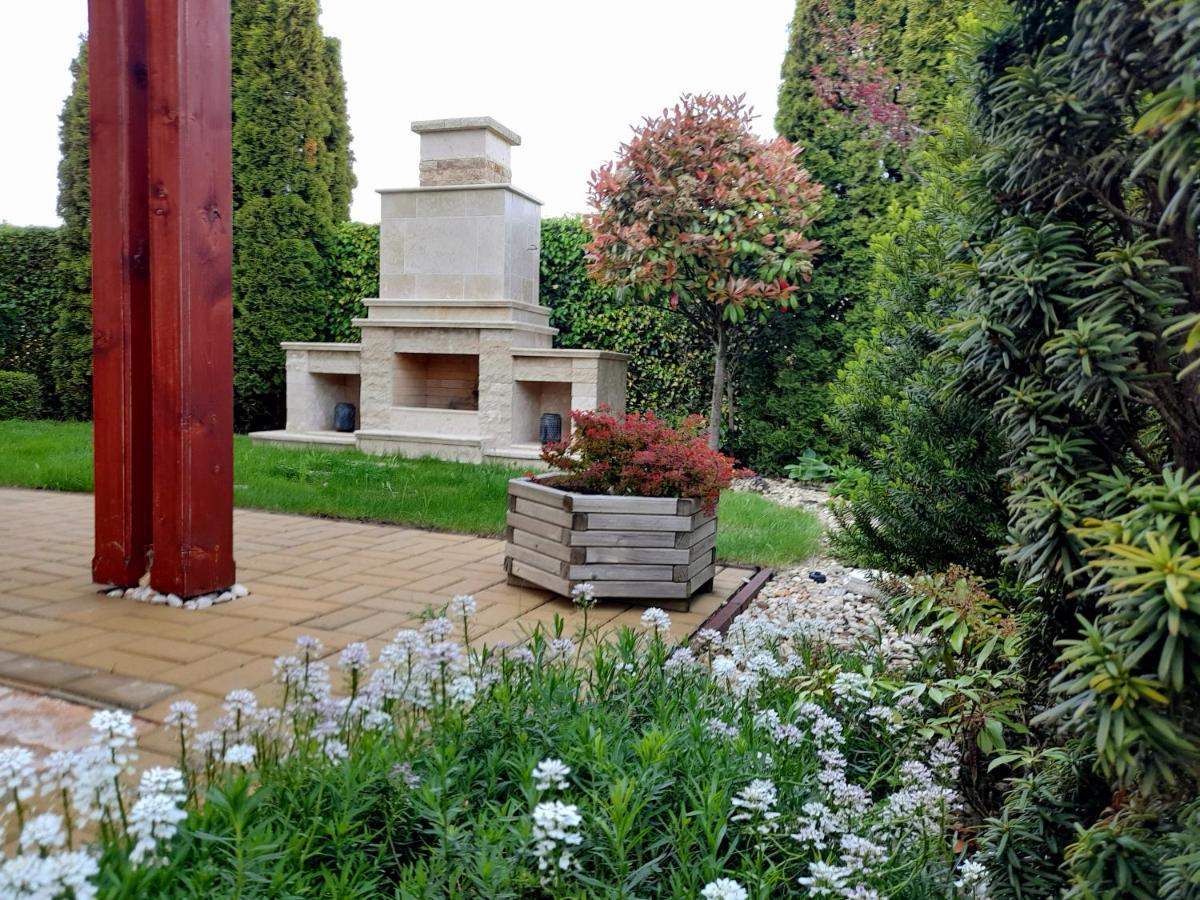 Canadian Style House With 3D Effect Pool Vinosady Kültér fotó