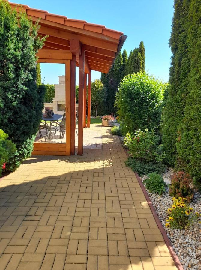 Canadian Style House With 3D Effect Pool Vinosady Kültér fotó