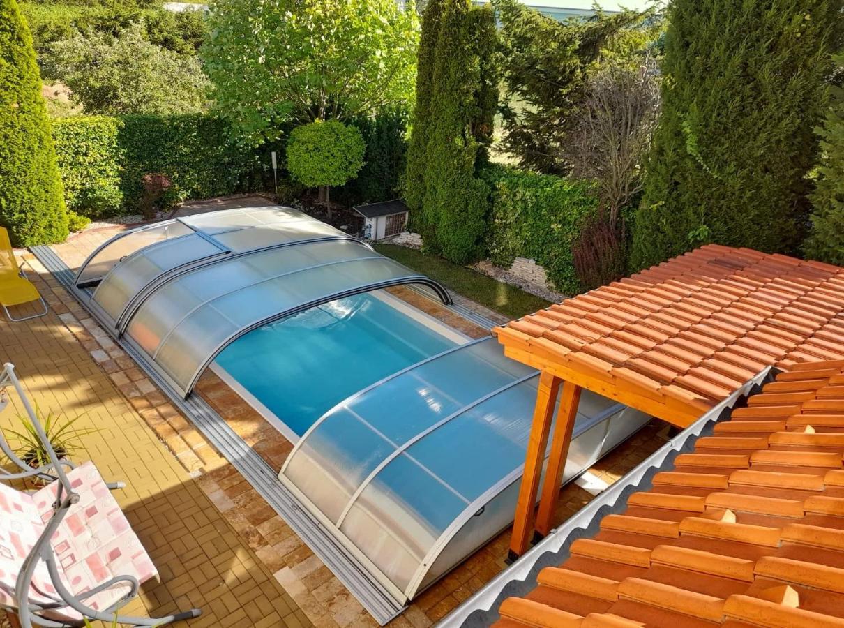 Canadian Style House With 3D Effect Pool Vinosady Kültér fotó