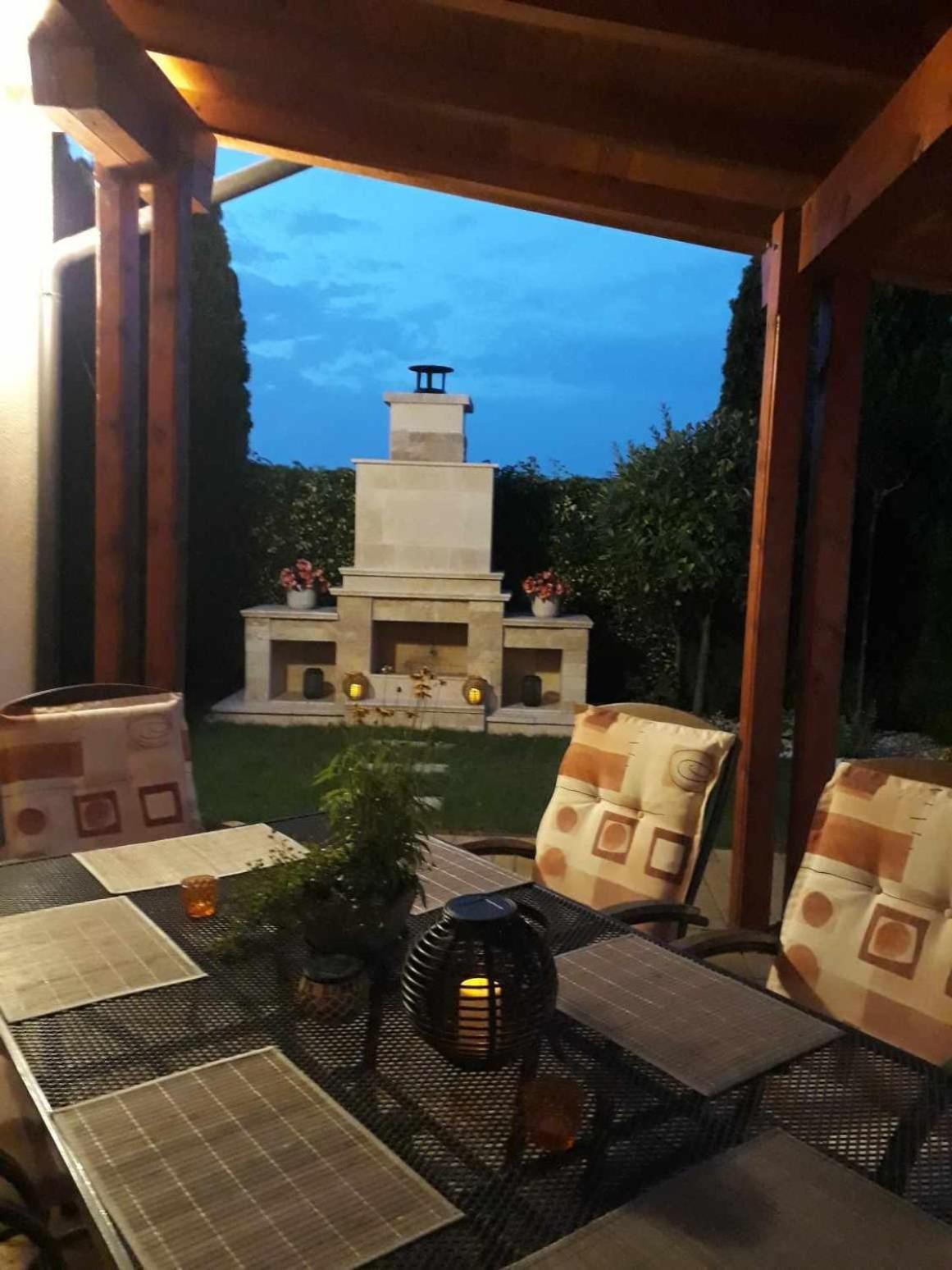 Canadian Style House With 3D Effect Pool Vinosady Kültér fotó