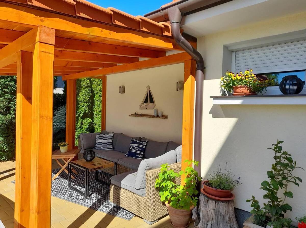 Canadian Style House With 3D Effect Pool Vinosady Kültér fotó