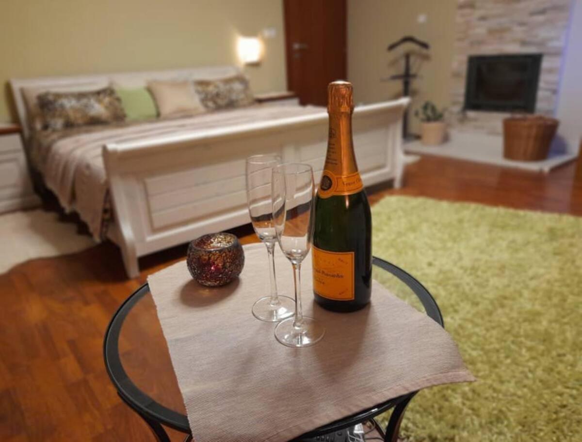 Canadian Style House With 3D Effect Pool Vinosady Kültér fotó