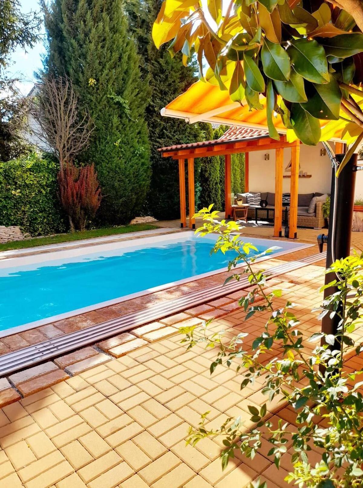 Canadian Style House With 3D Effect Pool Vinosady Kültér fotó