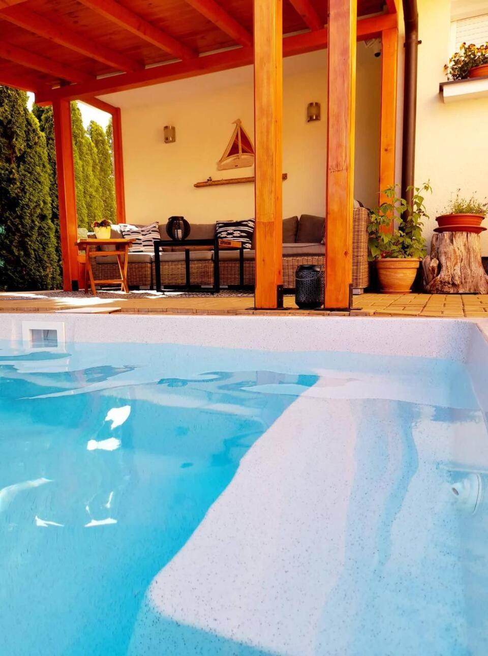 Canadian Style House With 3D Effect Pool Vinosady Kültér fotó